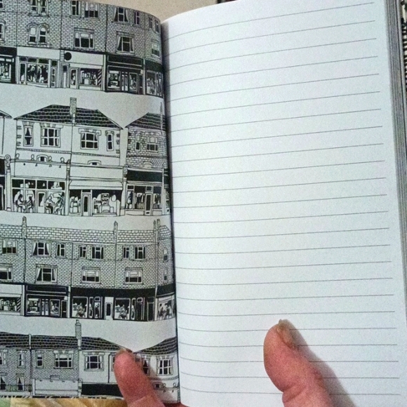 Journal with interesting color pages throughout based on London & traveling - Picture 5 of 6